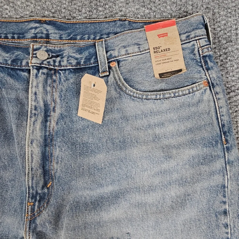 Levi's 550 Relaxed Fit Jeans Mens 42x32‎ Light Wash Distressed Denim NWT
